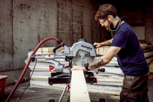 Торцовочная пила Metabo KGS 305 M 613305000