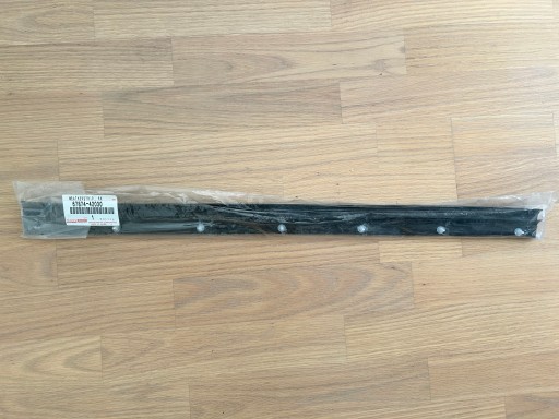 67874-42030 Уплотнитель двери левой задней Toyota Rav4 V18-24 новый оригинал