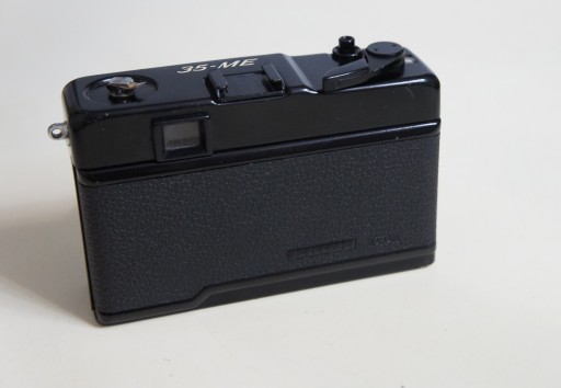 Аналоговая камера YASHICA 35-ME в чехле.