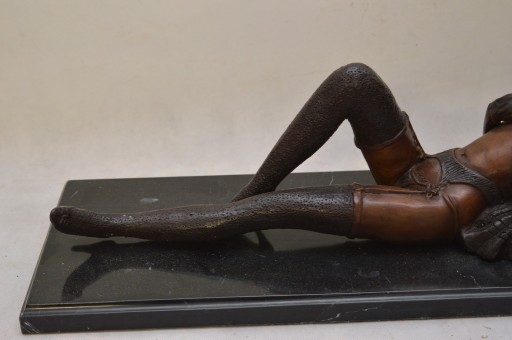 ЖЕНЩИНА на подушке в бронзовом нюдовом костюме GORSECE CUSHING