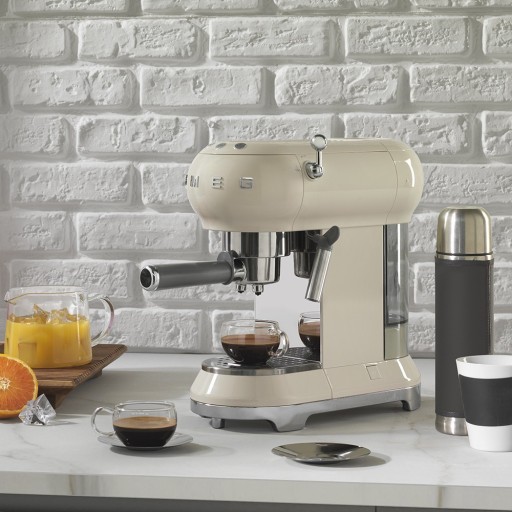 Эспрессо-машина Smeg ECF01CREU 1350 в колбе цвета экрю, выставочная распродажа
