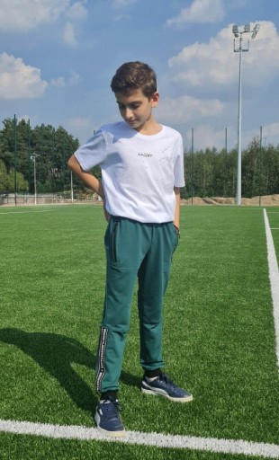 Chłopięce spodnie DRESOWE z LAMPASEM kieszenie na EKSPRES GAMET 128 butelka