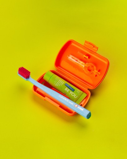CURAPROX ZESTAW PODRÓŻNY TRAVEL Pasta wybielająca mini wersja + szczoteczki