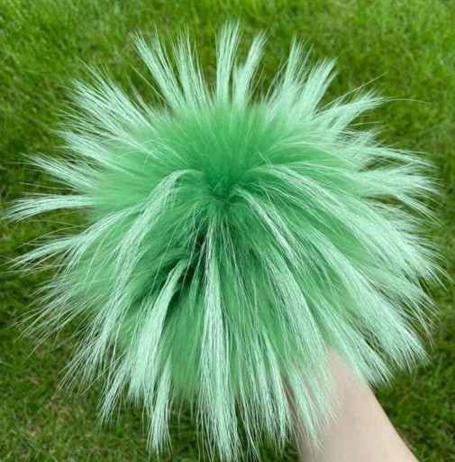 Duży pompon z jenota naturalnego do czapki GREEN
