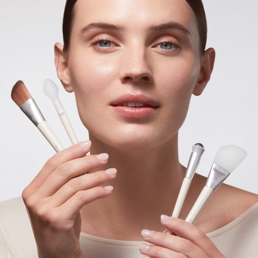 Кисть Oriflame для сывороток и кремов.