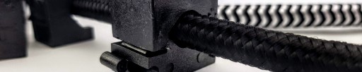 держатель кабеля в черной оплетке 3x1,5 мм2