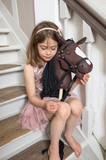 Koń na kiju z plecakiem Hobby Horse do skoków i zabawy brązowy Astrup
