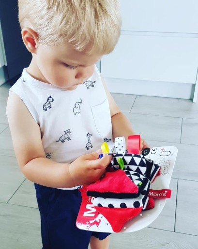 MOM'S CARE KSIĄŻECZKA SENSORYCZNA różowa z metkami dla maluszka +0m