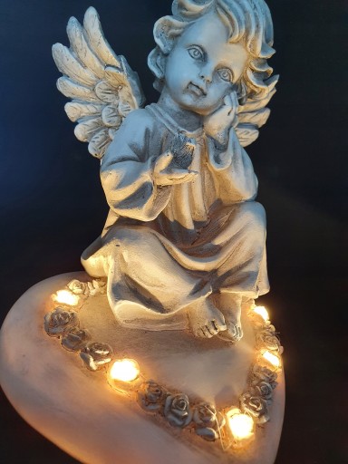 Znicz ANIOŁEK siedzący na sercu podświetlany LED na grób SIOSTRY 18 CM