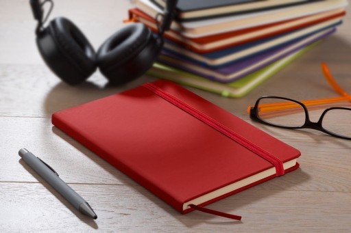 Notes A5 zamykany na gumkę kartki w linie ecru