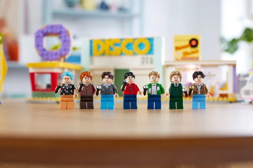 Набор кубиков LEGO Ideas BTS Dynamite K-Pop Boys Band 21339