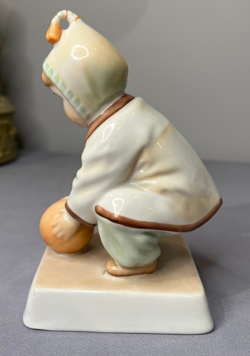 Figurka Zsolnay dziecko bawiące się piłką, Andreas Sinkó, Art Deco, Węgry