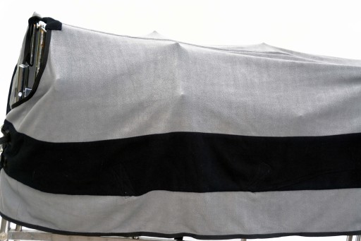DERKA POLAROWA Z PASAMI 145CM