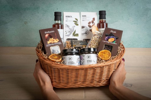 Подарочная плетеная корзина с чаем и кофе, орехами в шоколаде