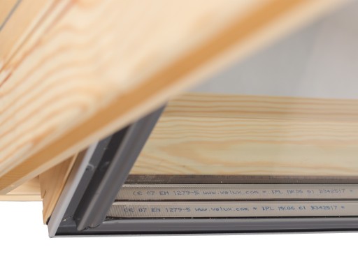 VELUX GLL 1061 MK08 78x140 мансардное окно с тройным остеклением