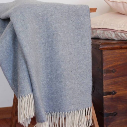 Плед MERINO FRET синего цвета из мягкой шерсти
