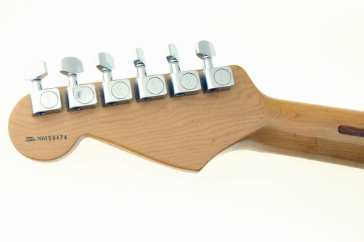 Fender Standard Stratocaster 1997 — 27-летний профессионально играющий на инструменте.