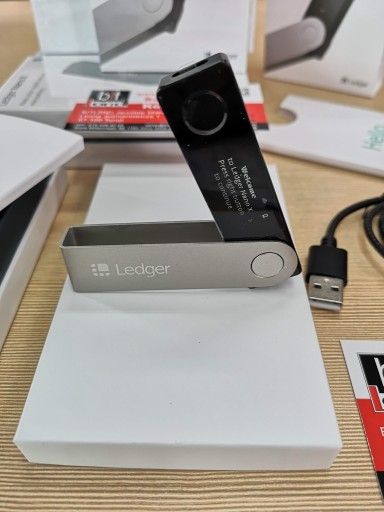 Безопасный аппаратный кошелек LEDGER NANO X ETH DOGE XRP + монета BTC