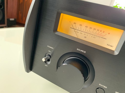 TEAC NR-7CD BLACK — высококлассная универсальная система «все в одном» с CD-плеером, стримером и ЦАП, произведена в Японии