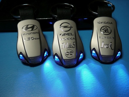 Светодиодный брелок SKODA FORD OPEL TOYOTA KIA BMW NISSAN MERCEDES VOLVO JEEP гравировка