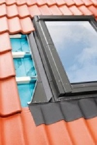 Okno dachowe 3 szybowe FAKRO PTP-V U4 55x78 RAL 7022 + kołnierz THERMO