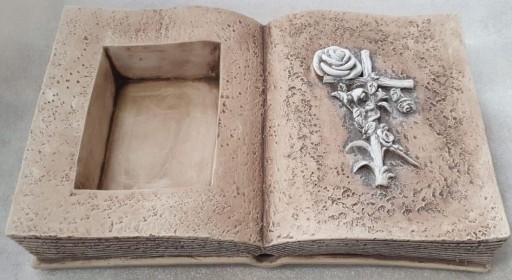 Украшение Украшение Могильная книга с надписью БОЛЬШАЯ