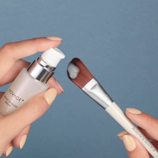 Кисть Oriflame для сывороток и кремов.