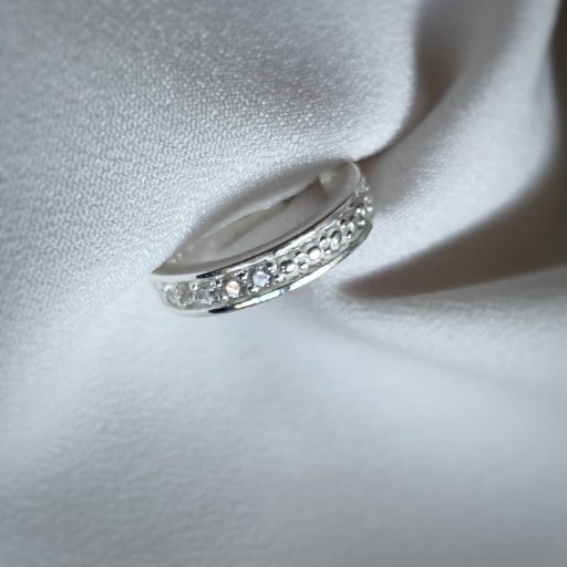 Серебряная серьга с 925 фианитами.