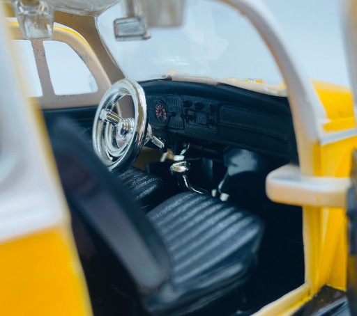 Volkswagen VW Beetle Taxi 1966 1:24 Motormax 79577 желтый