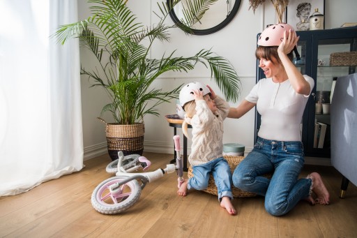 MOMI MIMI ДЕТСКИЙ ЗАЩИТНЫЙ ВЕЛОСИПЕДНЫЙ ШЛЕМ, МАТТОВЫЙ ЧЕРНЫЙ