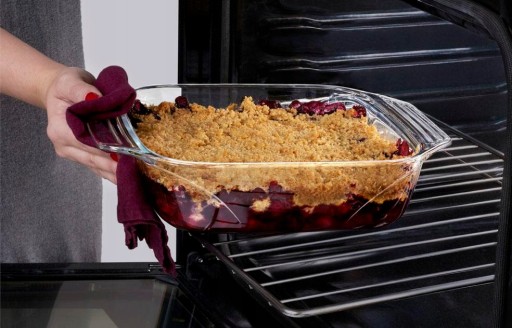 Квадратная жаропрочная форма PYREX для запекания лазаньи.