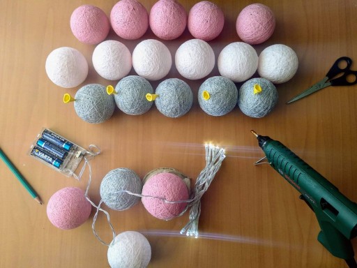 LAMPKI COTTON BALLS 20, świecące kule, odcienie fioletu girlanda na baterie