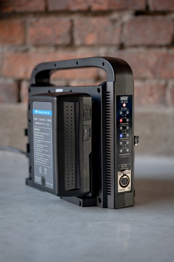 NEWELL BP-4CH ЧЕТЫРЕХКАНАЛЬНОЕ ЗАРЯДНОЕ УСТРОЙСТВО V-MOUNT