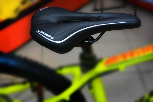 Велосипедное седло LEOSHI MTB с отверстием черно-белое
