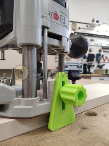 Устройство, удерживающее фрезерный станок Festool в горизонтальном положении.