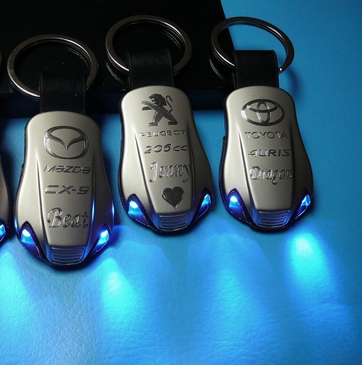 Светодиодный брелок SKODA FORD OPEL TOYOTA KIA BMW NISSAN MERCEDES VOLVO JEEP гравировка