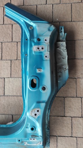 Прямо перед столбом Suzuki Vitara III.