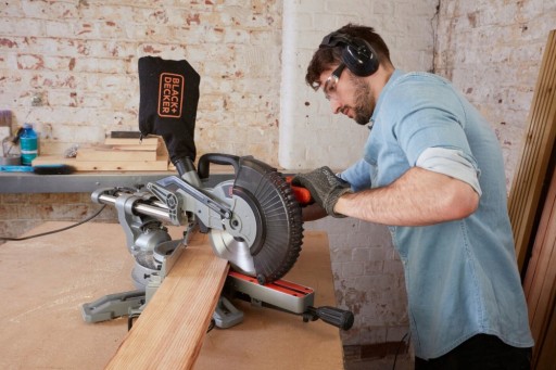 Piła tarczowa ukosowa 1600W 216mm Black&Decker BES700 + Stół, 2x Tarcza