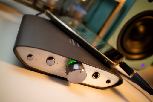 iFi Audio ZEN DAC V2 CLUTTER УСИЛИТЕЛЬ ДЛЯ НАУШНИКОВ И 32-битный ЦАП MQA Hi-Res