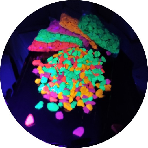 ŚWIECĄCE KAMIENIE W UV FLUORESCENCYJNE 20 sztuk KAMYCZKI OZDOBNE DO WYBORU