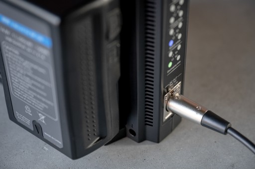 NEWELL BP-4CH ЧЕТЫРЕХКАНАЛЬНОЕ ЗАРЯДНОЕ УСТРОЙСТВО V-MOUNT