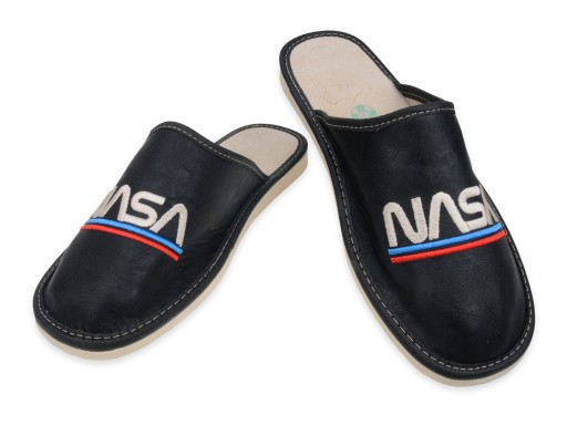 NASA Skórzane kapcie haftowane męskie laczki 45
