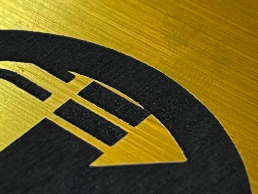 Золотая информационная табличка с гравировкой лифта