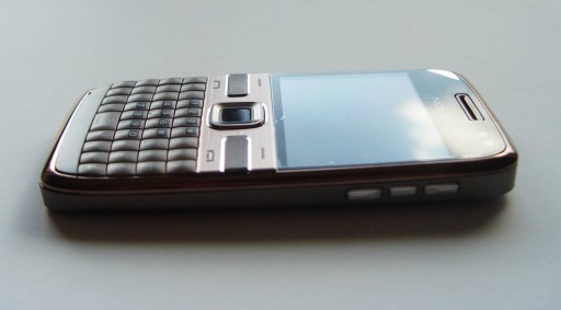 Мобильный телефон Nokia E72 128 МБ / 256 МБ 3G золотой