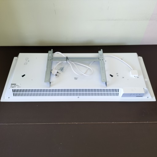 Белый настенный конвектор ADAX CLEA 1000 W поврежден