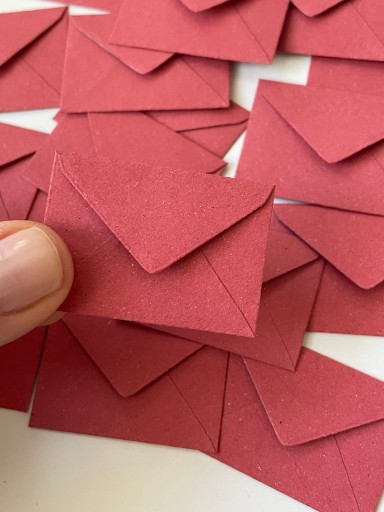 25 миниатюрных красных мини-конвертов из переработанной бумаги 3х4,3 см, лэпбук