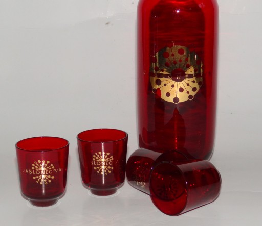 КРАСНЫЙ ГРАФИН, СТАКАНЫ X4, ЯБЛОЧНЫЙ НАБОР