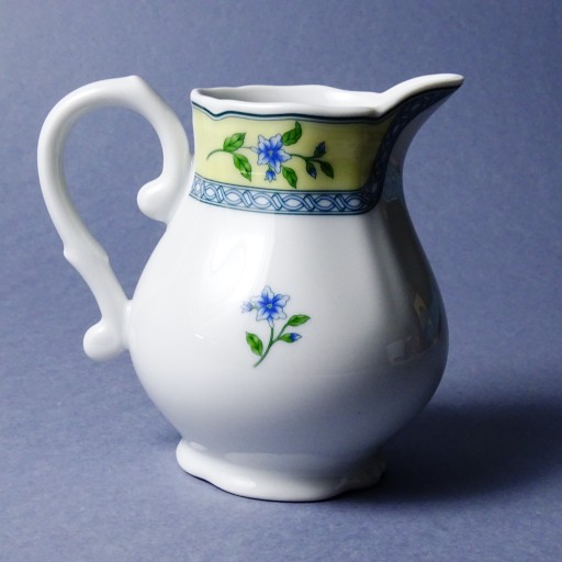 КРАСИВАЯ МОЛОЧНИЦА, МАЛЕНЬКИЙ ФАРФОРОВЫЙ КУВШИН