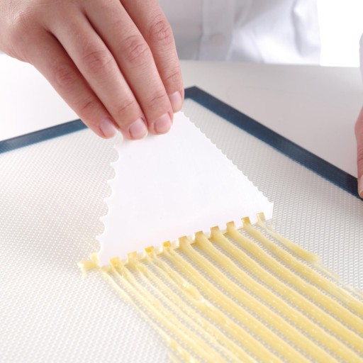Скребок кондитерский треугольный с зубцами COMB W