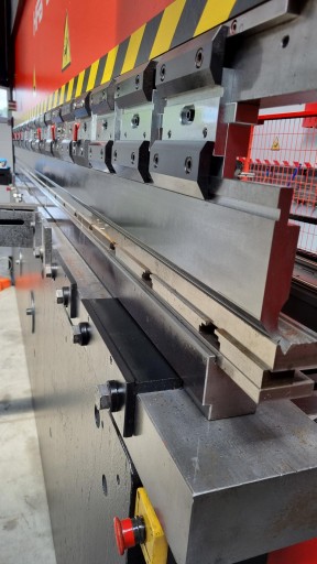 AMADA HFB 170t x 4100 6-осевой листогибочный пресс с ЧПУ